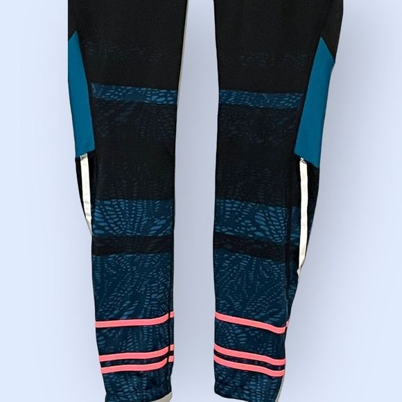 New Balance size M leggings with great geo- design and reflective strips EUC - Picture 3 of 14